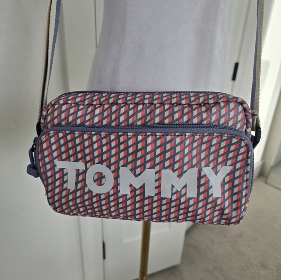 Tommy Hilfiger Cory II Camera Crossbody Nylon Light weight - Picture 2 of 9